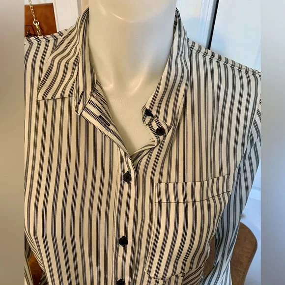 LN BEAUTIFUL BLACK & WHITE STRIPED LING SLEEVE BLOUSE. CUTE 3 BUTTONS ON CUFFS. - Picture 2 of 6